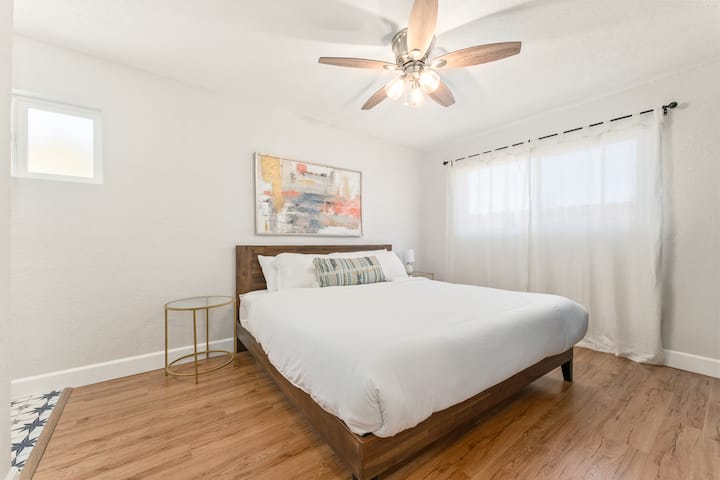 Hlavná spálňa má manželskú posteľ veľkosti King s matracom z pamäťovej peny.