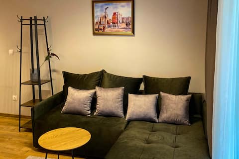 Top Airbnb: Urban Elegance Eagles' Bridge in Яворов