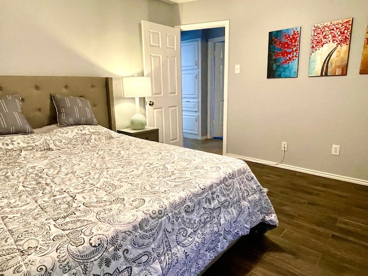 ห้องนอน #3 - เตียงควีนไซส์ฟูกนอนหรูหราทีวีสตรีมมิ่งที่ชาร์จ USB