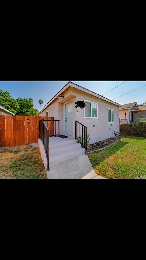 Comfortable,Cozy, Compton Gem W/ Fire Pit&Parking!