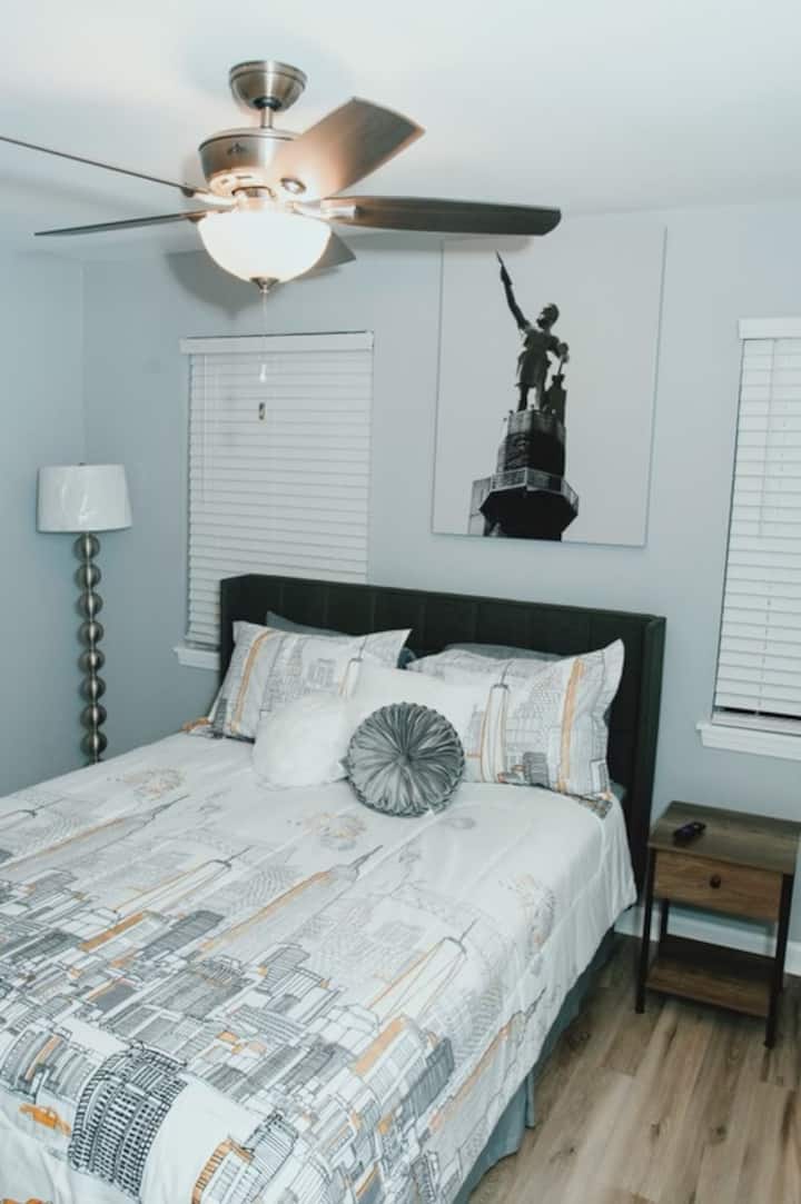 Bedroom 4: 1 Full size bed, spacious closet and 55 inch smart tv with cable and access to all your favorite streaming platforms. We added a touch of details of our wonderful city "Birmingham"