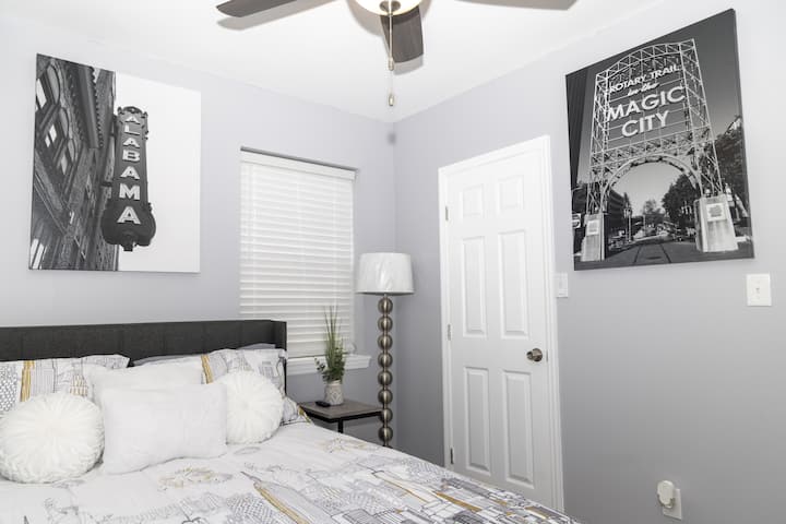Bedroom 1: 1 Full size bed, spacious closet and 55 inch smart tv with cable and access to all your favorite streaming platforms.
We added a touch of details of our wonderful city "Birmingham".