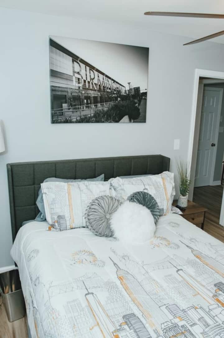 Bedroom 3: 1 Full size bed, spacious closet and, 55 inch smart tv with cable and access to all your favorite streaming platforms. We added a touch of details of our wonderful city "Birmingham"