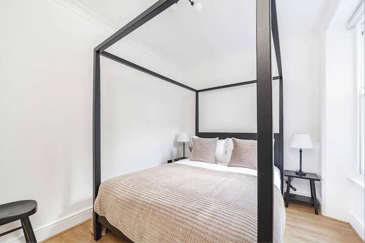 Chic Chelsea Apartment Steps from Kings Road gallery image 4