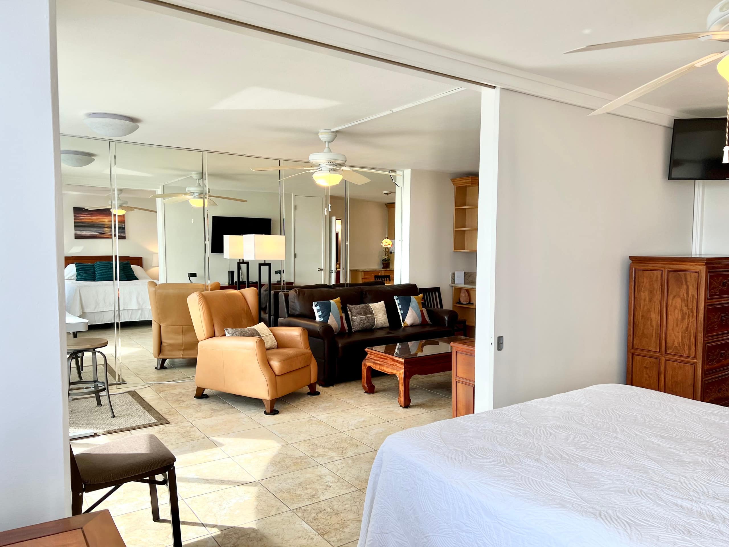Condo in Honolulu · ★4.7 · 1 bedroom · 2 beds · 1 shared bath - Image 11