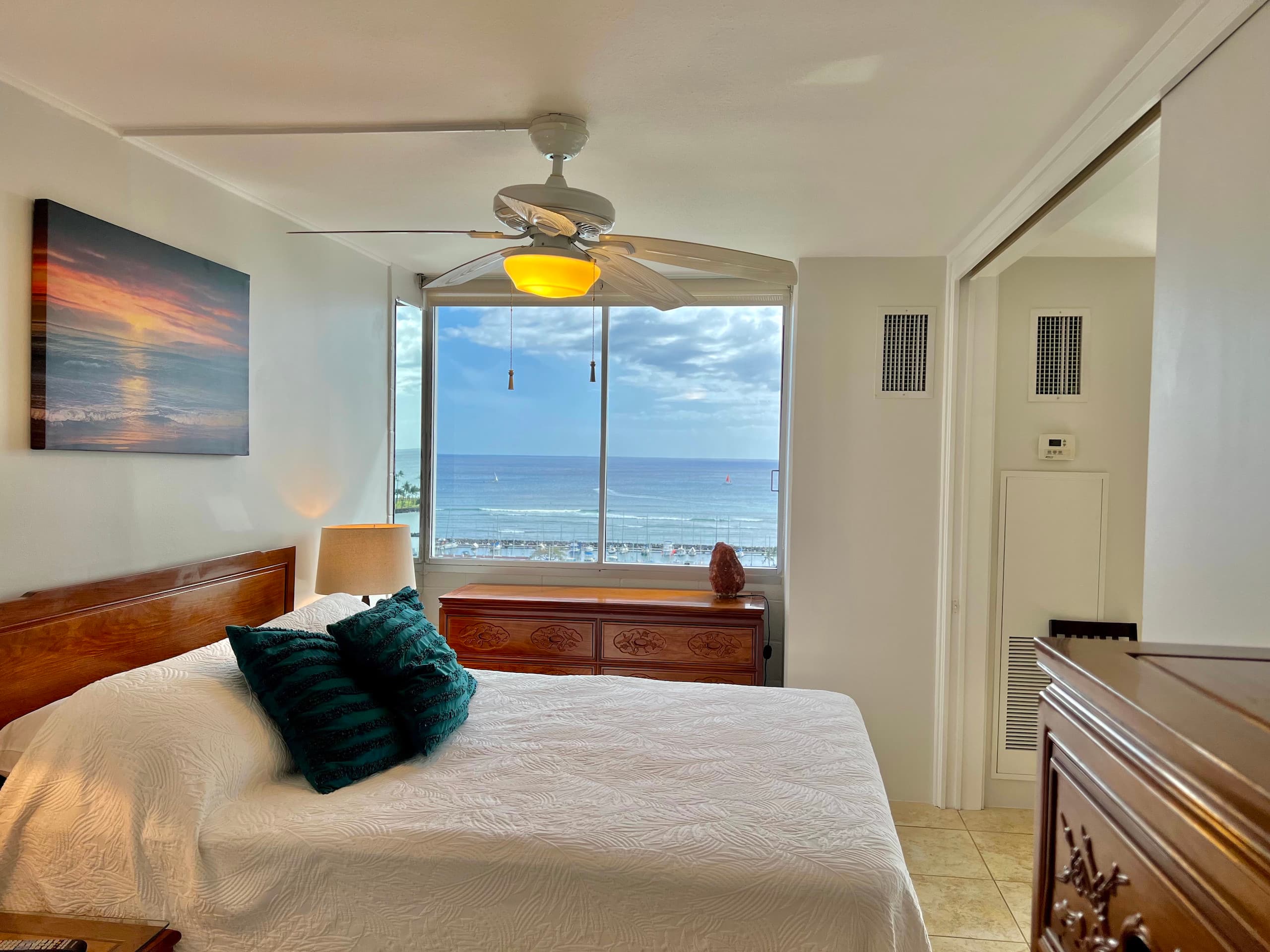 Condo in Honolulu · ★4.7 · 1 bedroom · 2 beds · 1 shared bath - Image 14