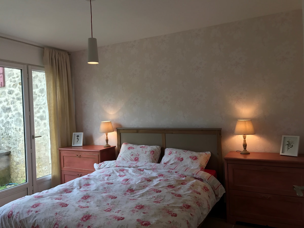 Спална соба со брачен кревет (широк 180-2 