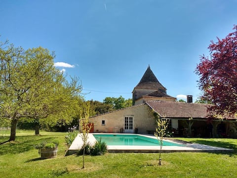 Appartment w/ pool, garden, terrace and parking