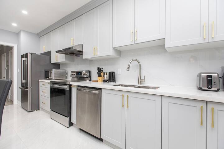 The Downtown Lounge – 4 Bedroom Home w/ Parking! gallery image 2