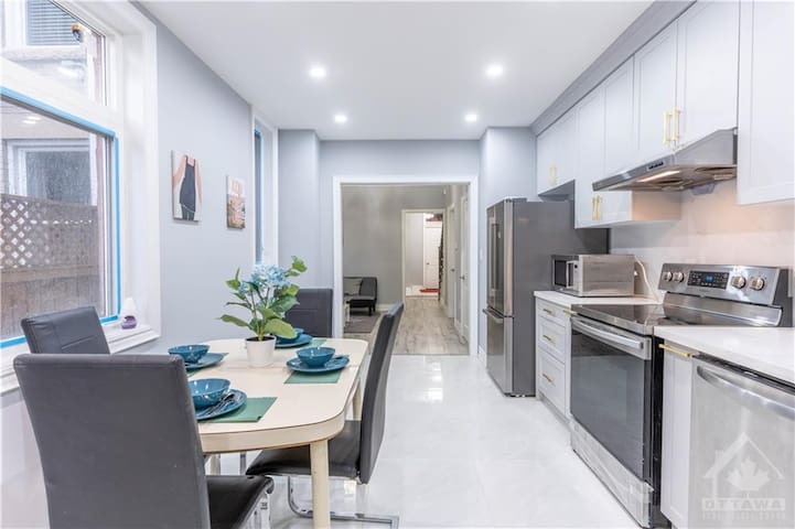 The Downtown Lounge – 4 Bedroom Home w/ Parking!