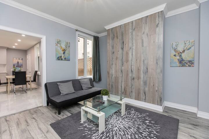 The Downtown Lounge – 4 Bedroom Home w/ Parking! gallery image 4