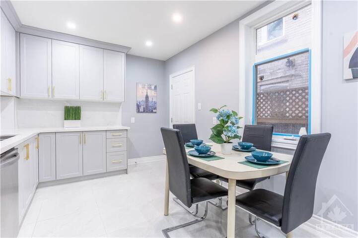 The Downtown Lounge – 4 Bedroom Home w/ Parking! gallery image 3