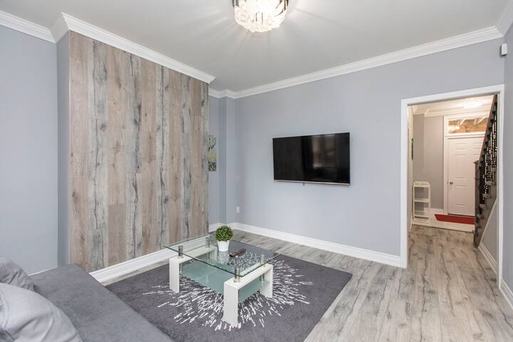 The Downtown Lounge – 4 Bedroom Home w/ Parking! gallery image 5