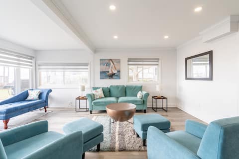 Spectacular Lakefront Cottage