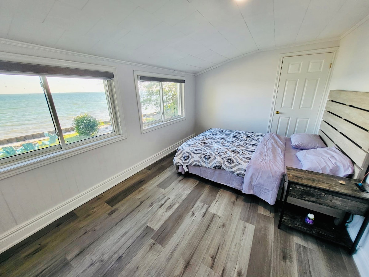 Dormitorio en la planta superior con vistas al lago