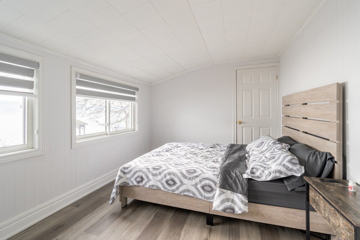 Dormitorio en la planta superior con vistas al lago