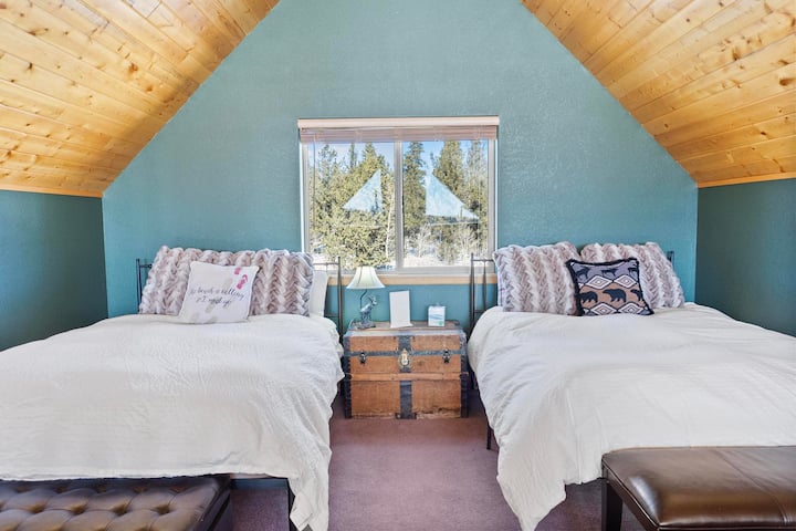 سريران ملكيّان في الشقة العلوية