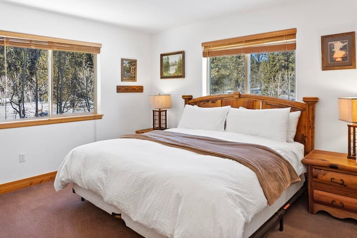 سرير كبير في غرفة النوم الرئيسية في الطابق السفلي