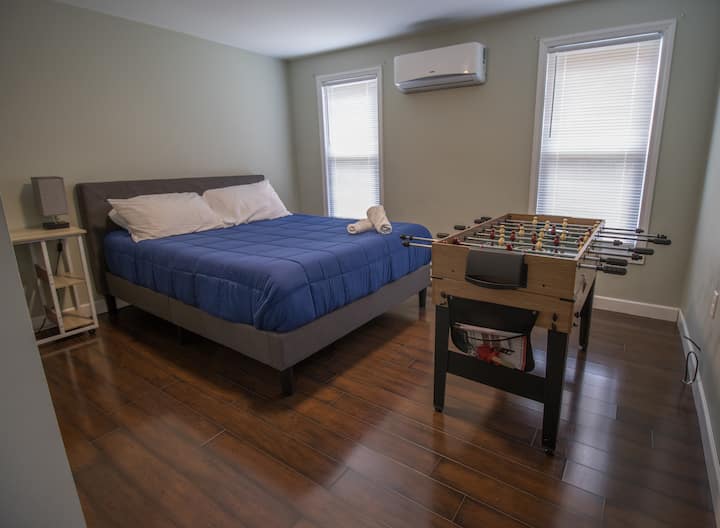 ห้องนอน 1:
เตียงควีนไซส์
3 ใน 1 Combo โต๊ะเกมสระว่ายน้ำฮอกกี้ Foosball
AC