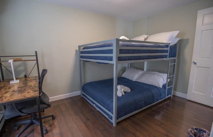 ห้องนอน 2: 
เตียงสองชั้นขนาดใหญ่
โต๊ะทำงานพร้อมเก้าอี้ตามหลักสรีรศาสตร์
AC 
Board games
toys