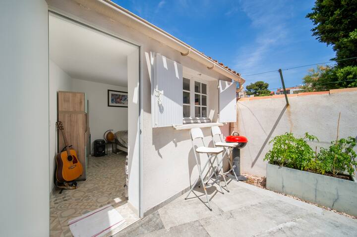 Pequeño huerto y entrada a la habitación 