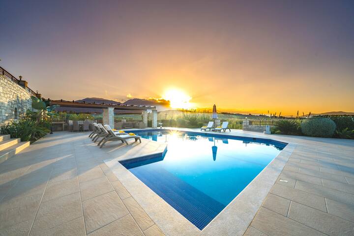 Karyo Villa – 4BD, 3min on foot from the beach! gallery image 2