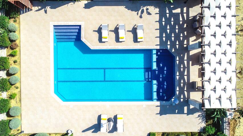 Karyo Villa – 4BD, 3min on foot from the beach! gallery image 4