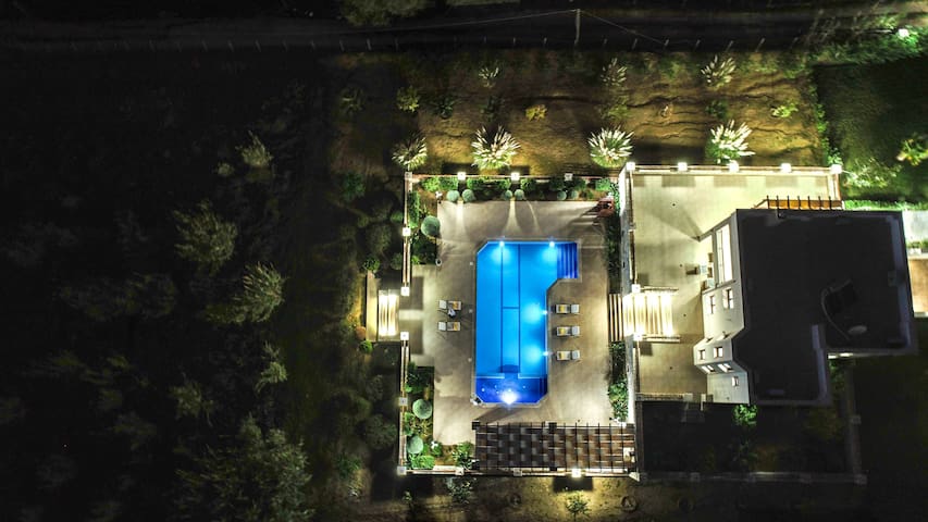 Karyo Villa – 4BD, 3min on foot from the beach!