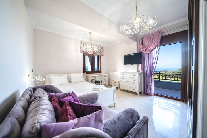 Karyo Villa – 4BD, 3min on foot from the beach! gallery image 5