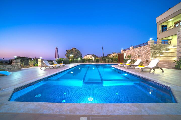 Karyo Villa – 4BD, 3min on foot from the beach! gallery image 3