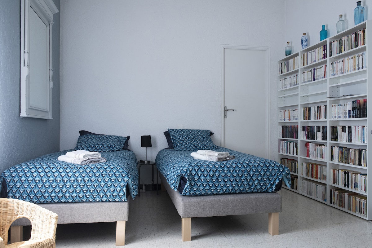 It's called the blue room. This is definitely the biggest of all. Equipped with two single beds, they can turn into a 180*200 double bed. For lovers of night comfort, choose this room. 