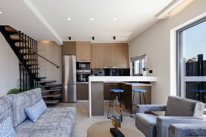 Coastal living w/ Daily Housekeeping by etouri gallery image 5