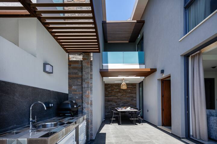 Coastal living w/ Daily Housekeeping by etouri gallery image 4