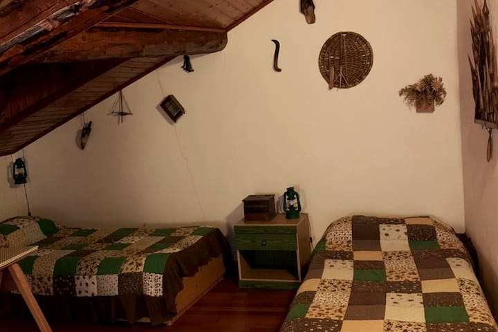 Loft me dy krevate.