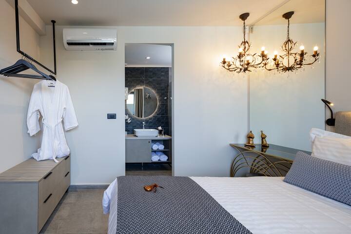 Beachside Living w/ Daily Housekeeping by etouri gallery image 3