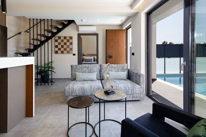 Beachside Living w/ Daily Housekeeping by etouri gallery image 5