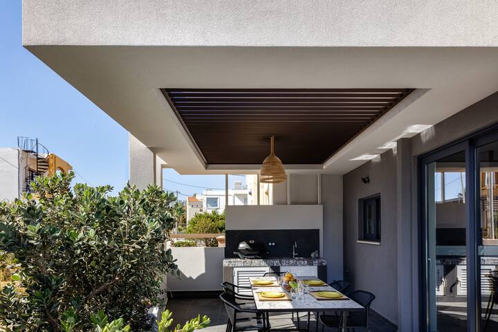 Beachside Living w/ Daily Housekeeping by etouri gallery image 2