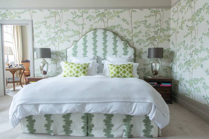 Beautiful, 5BR family home with garden, near tube. gallery image 3