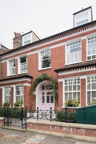 Beautiful, 5BR family home with garden, near tube.