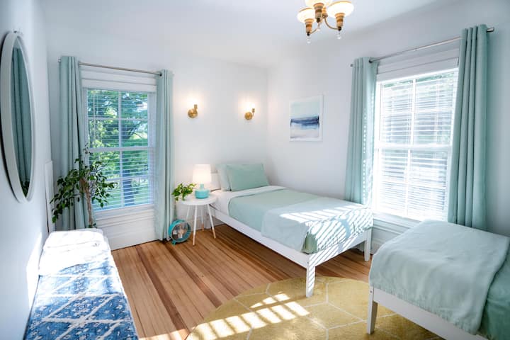 The twin room, perfect for singles or kids.