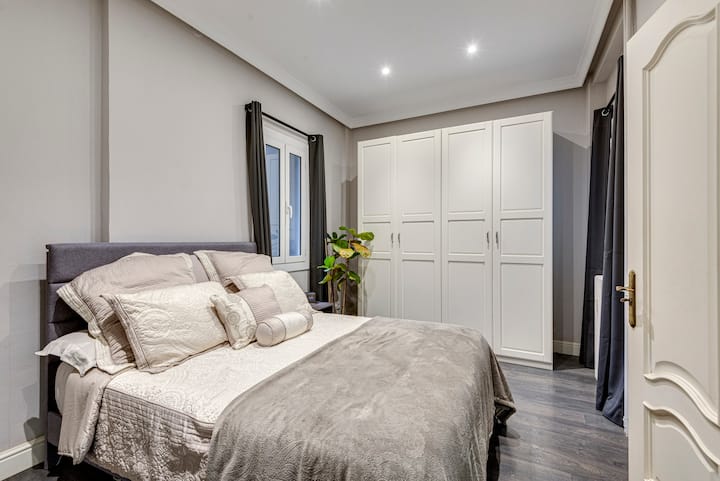 Chambre n °1 avec lit Queen Size et matelas confortable de très haute qualité pour une excellente nuit de sommeil.  Salle de bain attenante, toute nouvelle climatisation, télévision connectée 52 pouces et placard spacieux.