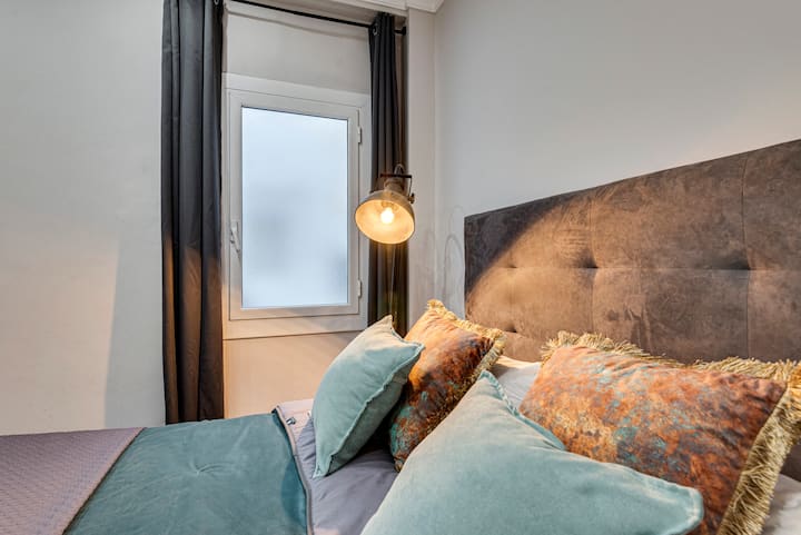 Chambre n °2 avec lit double complet, télévision, voiturier et placard.