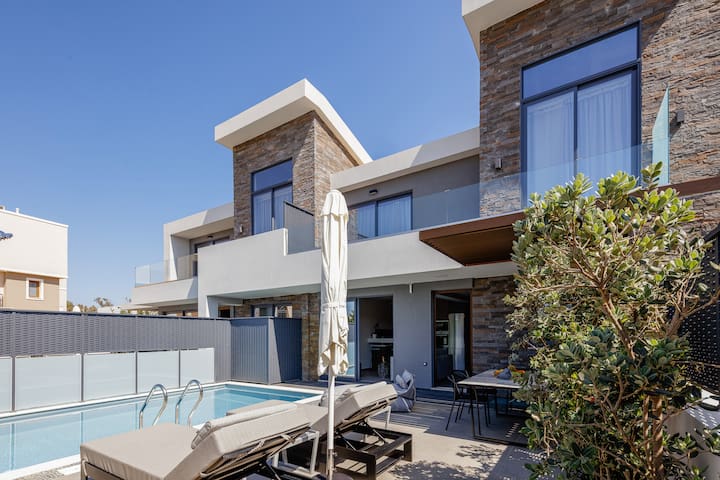 Modern 2BR Villa w/ Daily Housekeeping by etouri