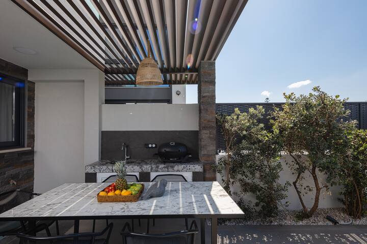 Modern 2BR Villa w/ Daily Housekeeping by etouri gallery image 3