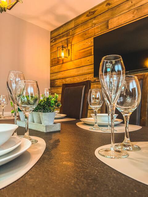 Modern 3 bedroom home, sleeps 6, with free parking