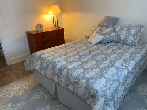 Bright 2-bedroom apartment -cute city neighborhood