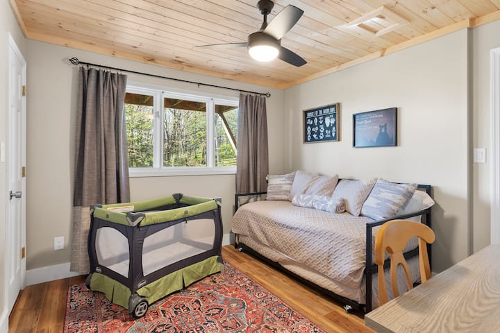 เตียงคู่และแพ็คแอนด์เพลย์สำหรับเด็กๆ! 