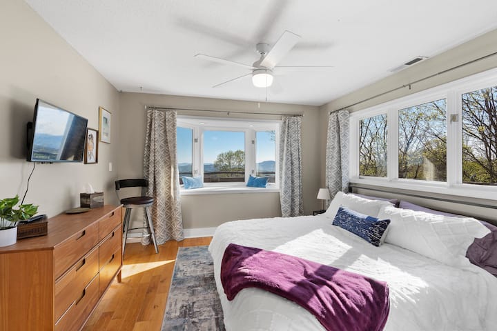 นอนขดตัวกับหนังสือดีๆในหน้าต่างห้องนอนใหญ่ของห้องนอนใหญ่ - เตียงคิงไซส์!