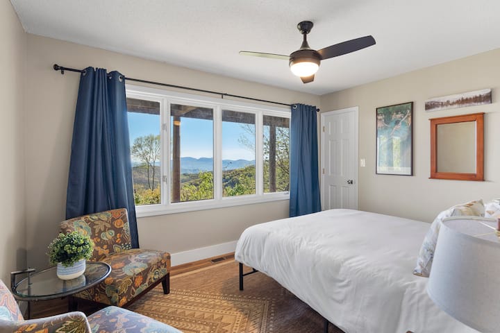 เตียงควีนไซส์ในห้องนอนชั้นล่างห้องหนึ่งตื่นมาเห็นท้องฟ้าที่น่าตื่นตาตื่นใจ  