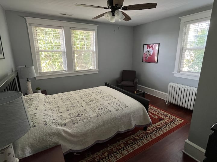 Dhoma e gjumit 2 me një dyshek të ri dopio "queen". 